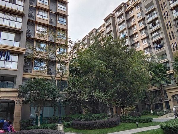 德阳广汉市西城广场东泰翡翠郡翡翠郡精装套二  家具家电都有  房子很