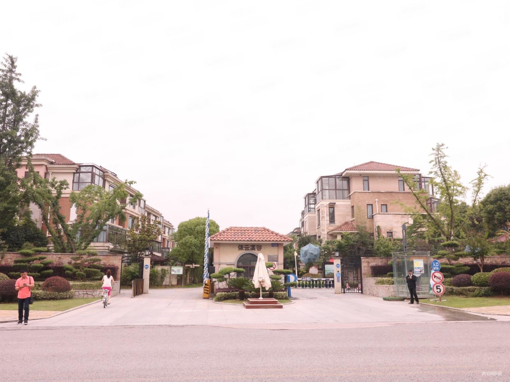 新出仙林依云溪谷南外旁押证上叠别墅毛坯看房有