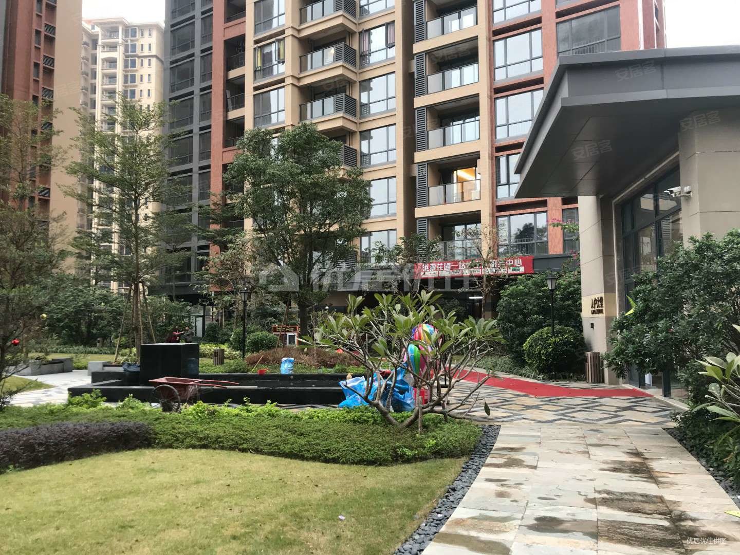 新鸿基泷景(三期)4室2厅2卫134.94㎡南285万