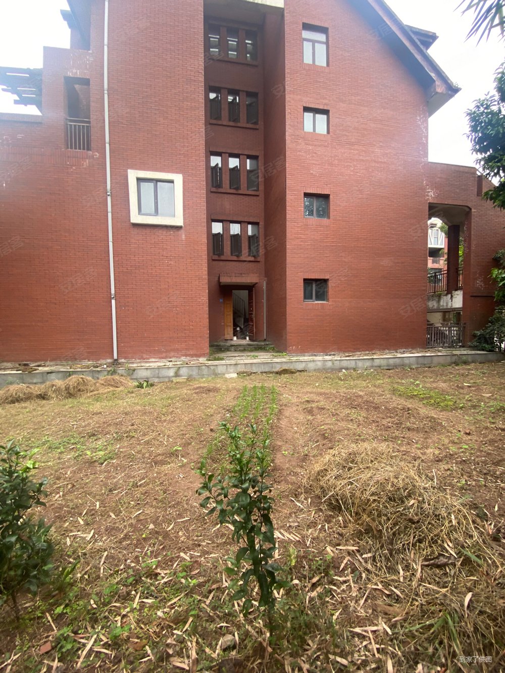 融城华府(别墅)5室2厅3卫256㎡南北290万