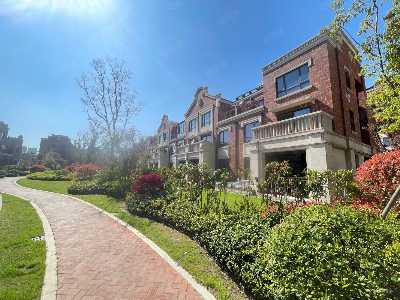 诚意出售丨绿地联排别墅丨独门独户带南向花园丨地下室挑高五米