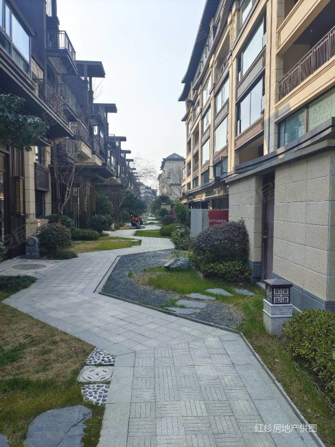 建发御龙湾上叠加 133.48平双产权车位320万价格好谈,