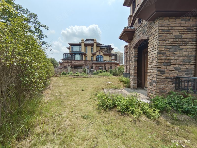 御城花园(别墅)5室2厅4卫291㎡南750万