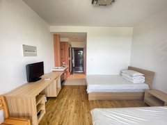 龙口东海官道街八百一个月,年租四千,一线海景,出小区就是海边出租房源真实图片