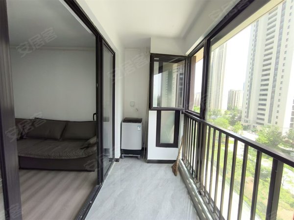 包物业带车位(新城逸隽)精装修 三房两卫 拎包入住 看中可谈