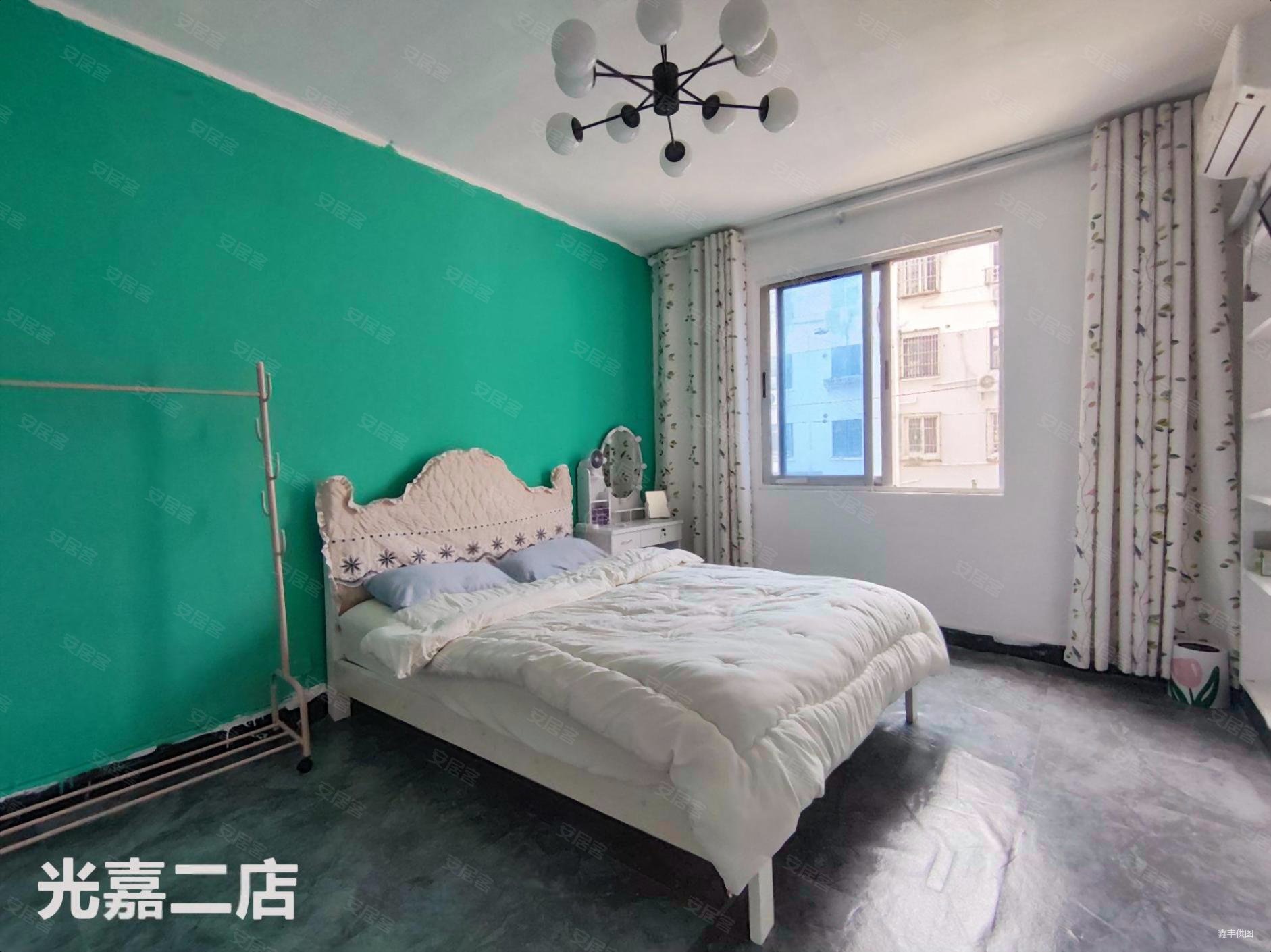 新枫公馆 南北通透 中间楼层采光好 出行方便 集中供暖