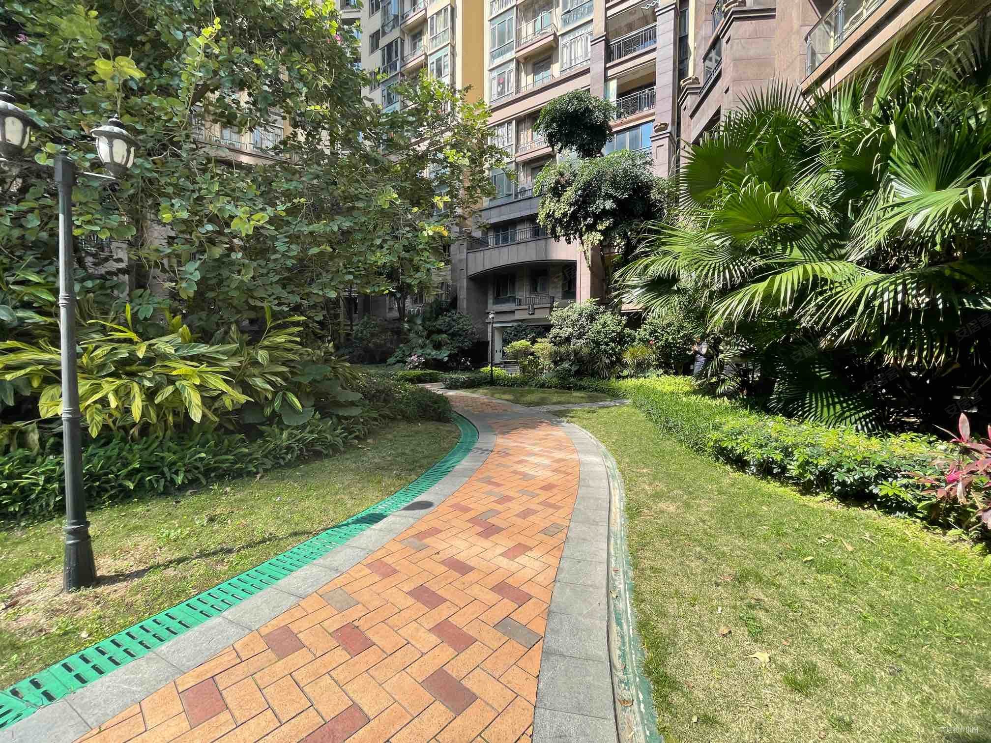 龙光水悦云天5室2厅3卫184.93㎡南北228万