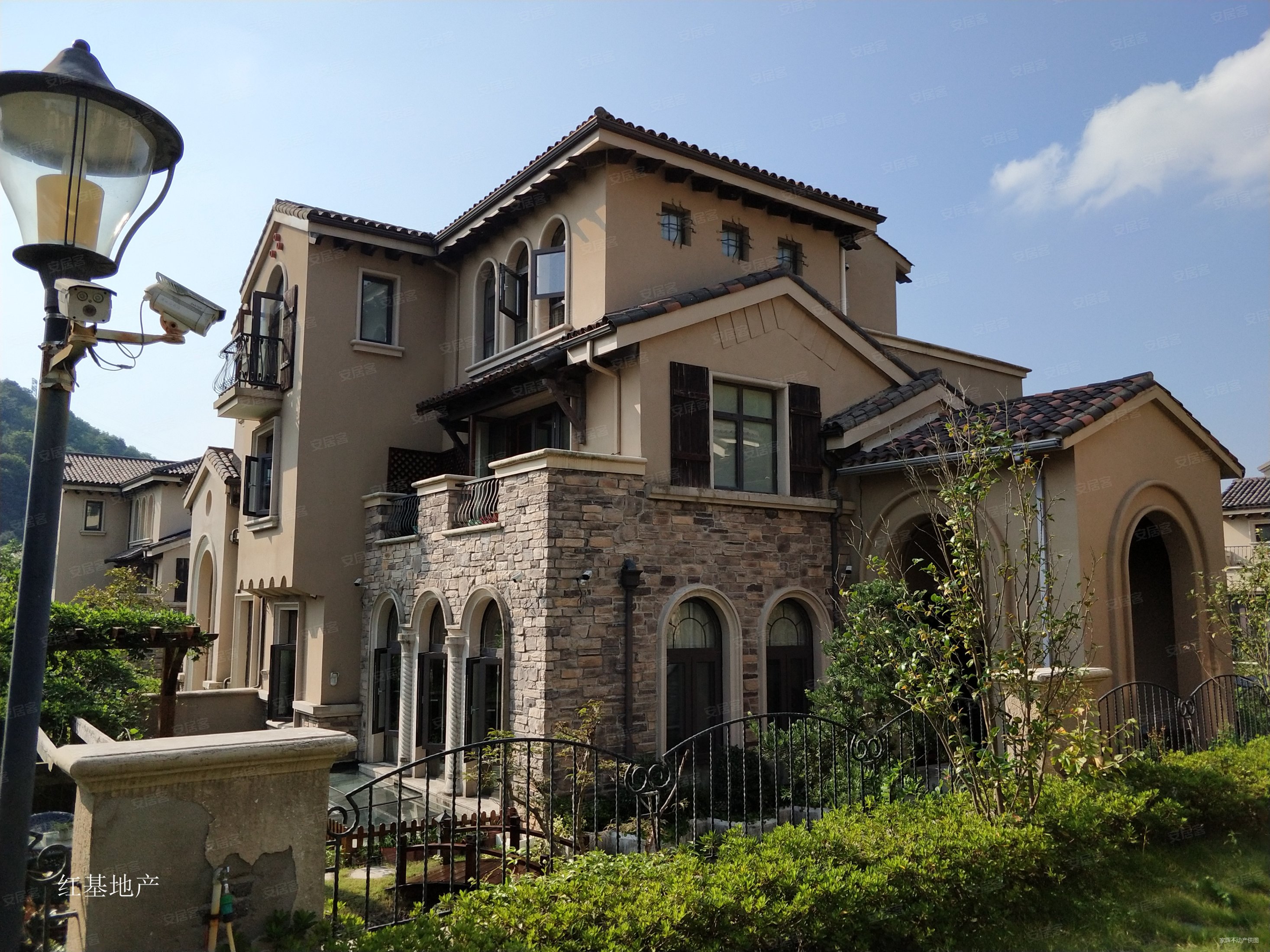 欧洲托斯卡纳风格别墅1000万 主体结构微调 视野开阔