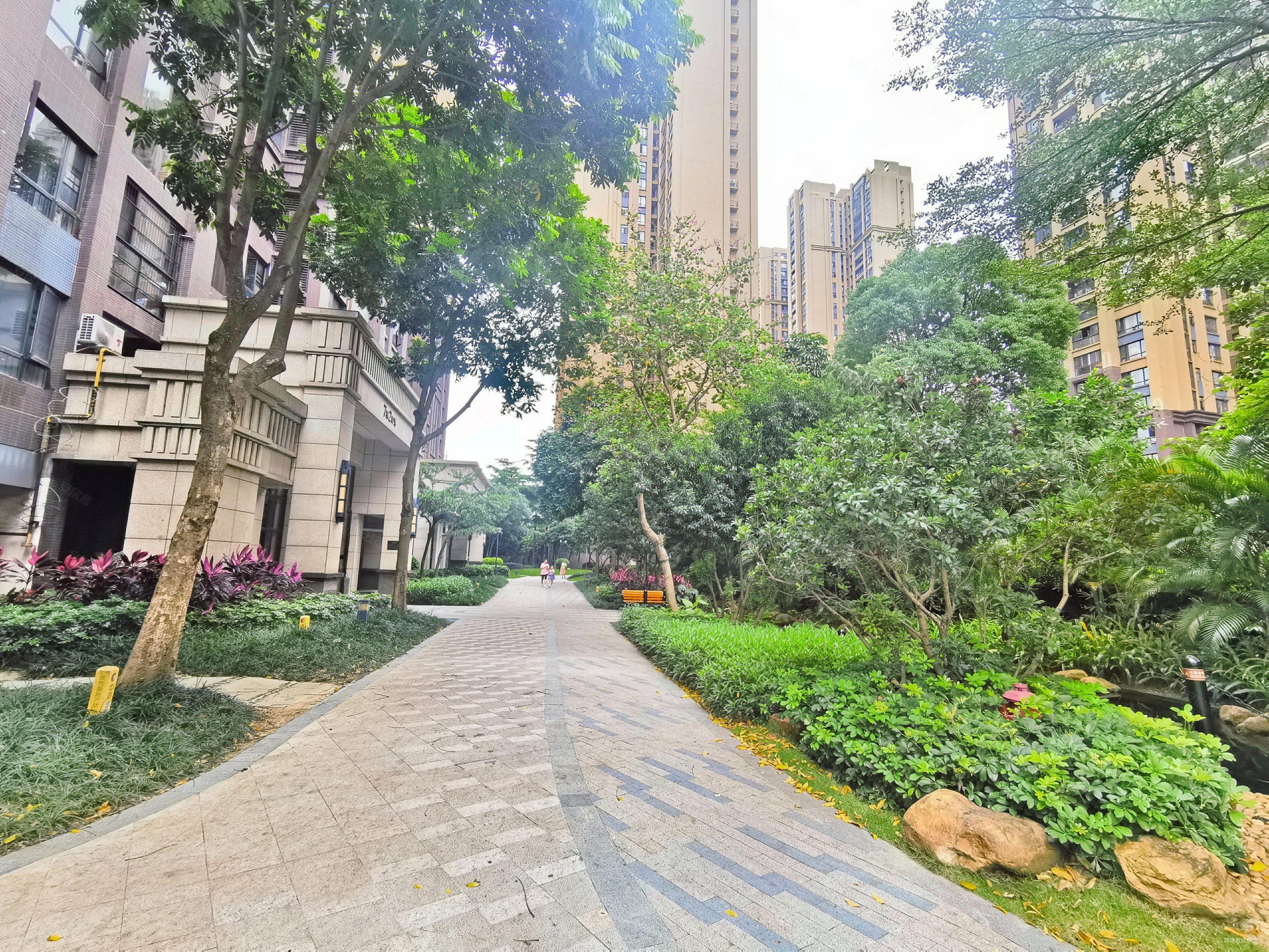 荣和公园悦府5室2厅3卫192.78㎡南北420万