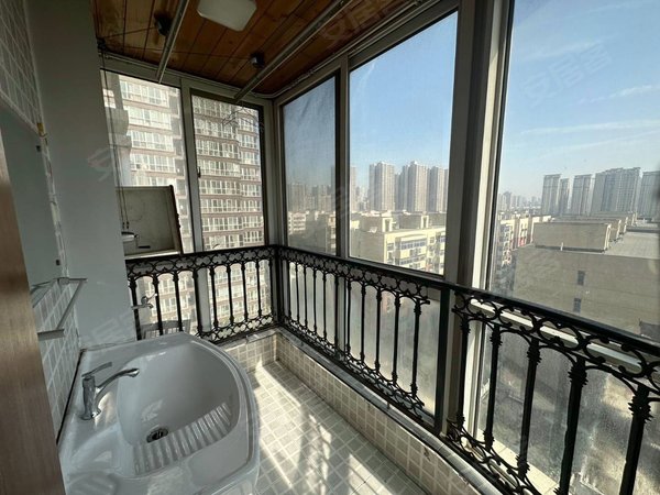 西安新城东五路铭湖景园三室两厅一卫一厨,电梯房,大明宫地铁口.