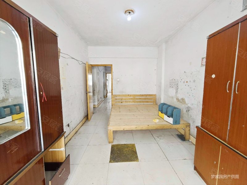 安平小区,一梯两户,南北通透,有钥匙.