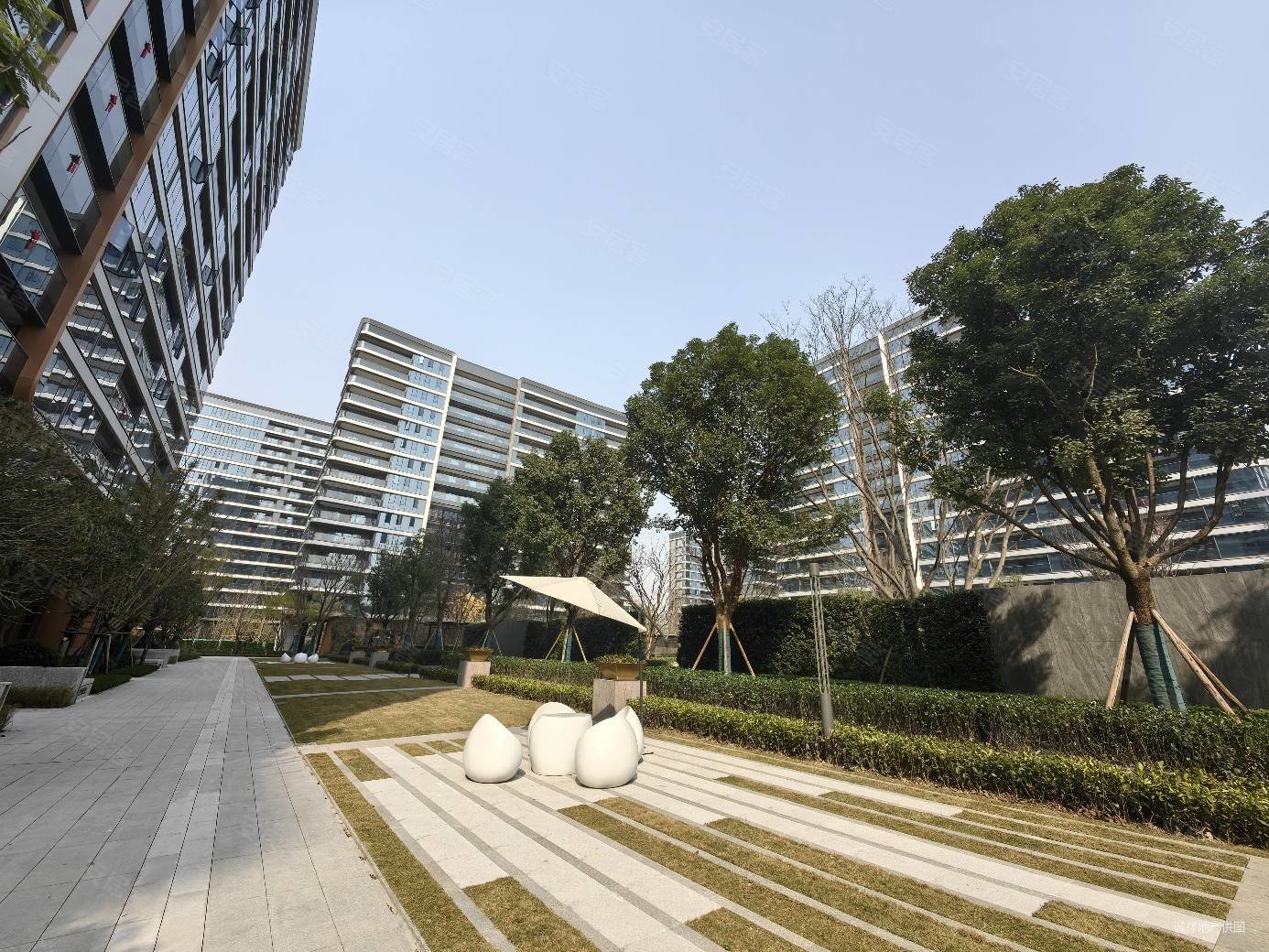 融创壹号院,精装大平层,20米大阳台,3个套房设计,随时看房