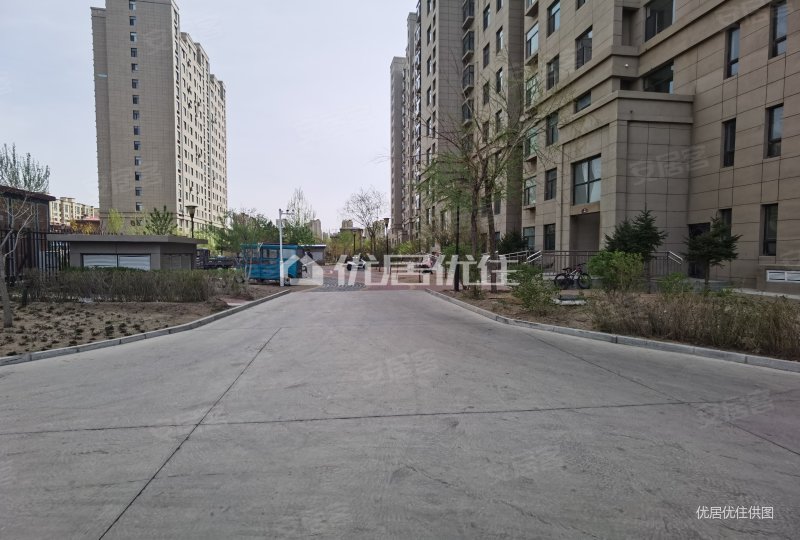 中国铁建国际城3室2厅2卫220㎡南北133万