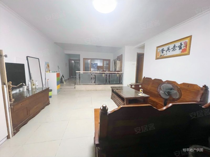 骏景花园 4 房  145 方