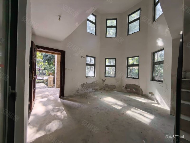 中心城端头位置 满五年 诚心出售 花园很大 看房方便,阅山华府(别墅)