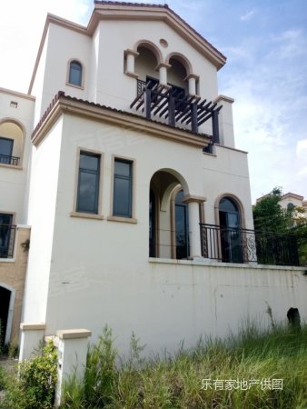 半山名苑边位别墅.前后大花园200平.南北通带私家车位.有匙