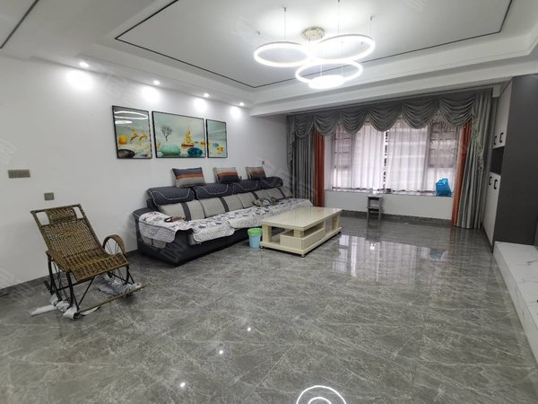 楚雄楚雄市开发区龙湾御景古镇西门,龙湾御景,全新精装修大四房,带全部家具家电拎包入住出租房源真实图片