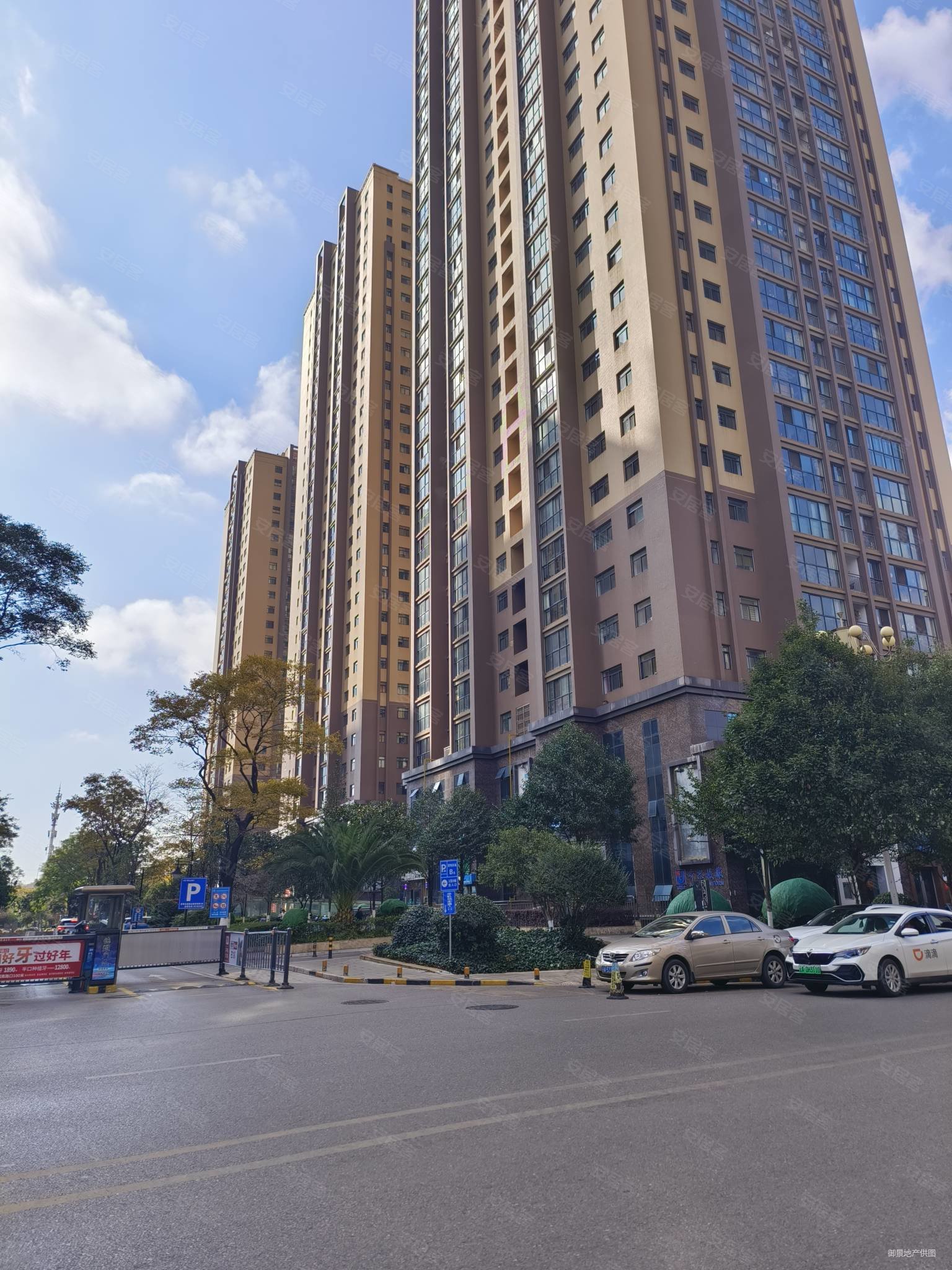 碧鸡名城(1期)中间楼层 车位充足 楼龄新 近地铁 沃尔玛旁