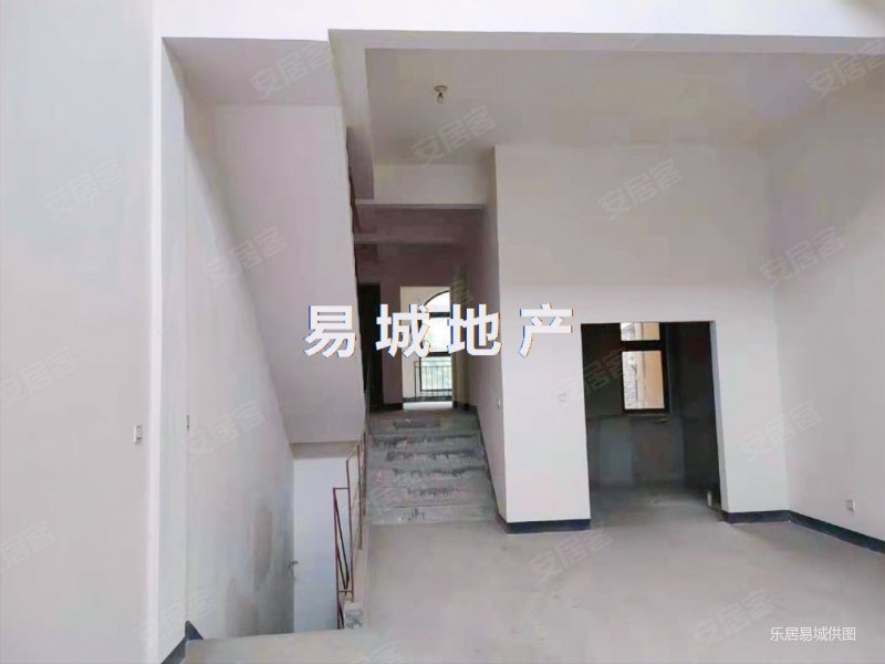 湖景别墅金马湖壹号,5室上下共4层,前后花园还自带车库