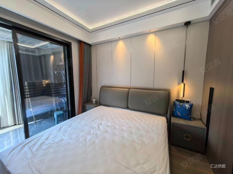 送产权车位一个总高8层的(保利紫荆公馆)精装四室两厅两卫