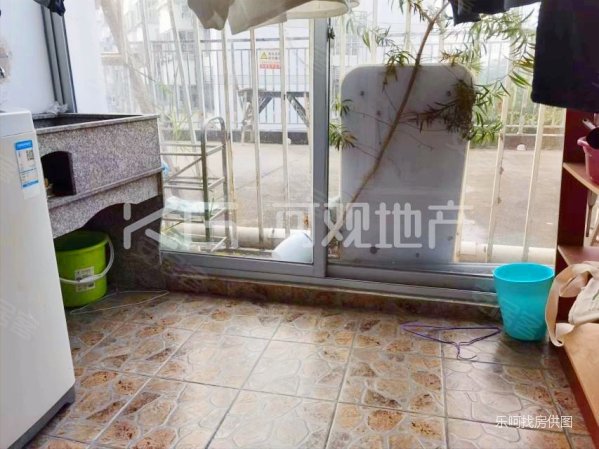 温泉小 十九种 朝北带露台单身公寓 新贵公馆