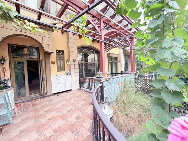 金华婺城湖海塘保集蓝郡(别墅)保集蓝郡别墅4层豪装自住会配家具实景更好看好谈出租房源真实图片