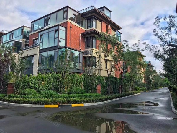 青岛城阳流亭华地仟佰墅华地仟佰墅 4室1厅3卫 精装修 136平出租房源