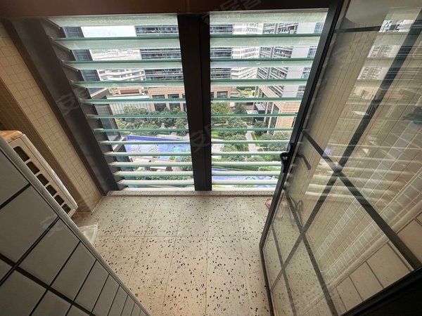 深圳龙华民治龙光玖钻红山地铁口龙光玖钻 精装两房loft公寓 可办公