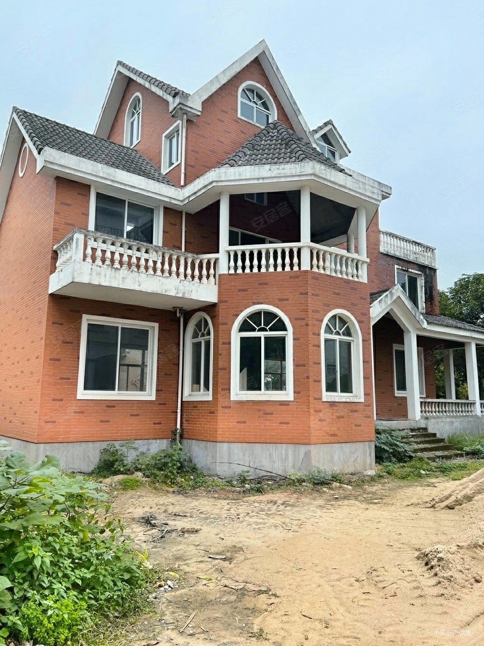 花园1000平 560万买沿江一排亚青大独栋别墅看江效果好