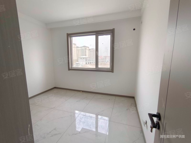 75万天泰滟澜公馆电梯5楼精装未住三居带车储满二