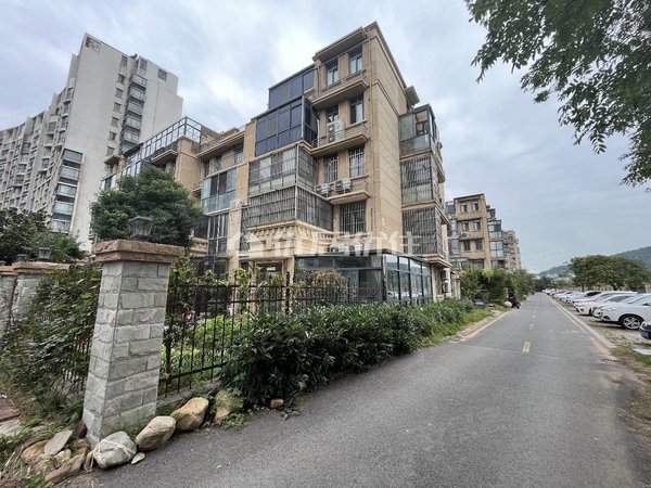 连云港连云平山香缇花园香缇花园排屋4楼 四室精装 家具家电齐全拎包