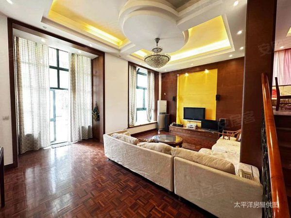 盈湖三岛5室3厅2卫232㎡南899万