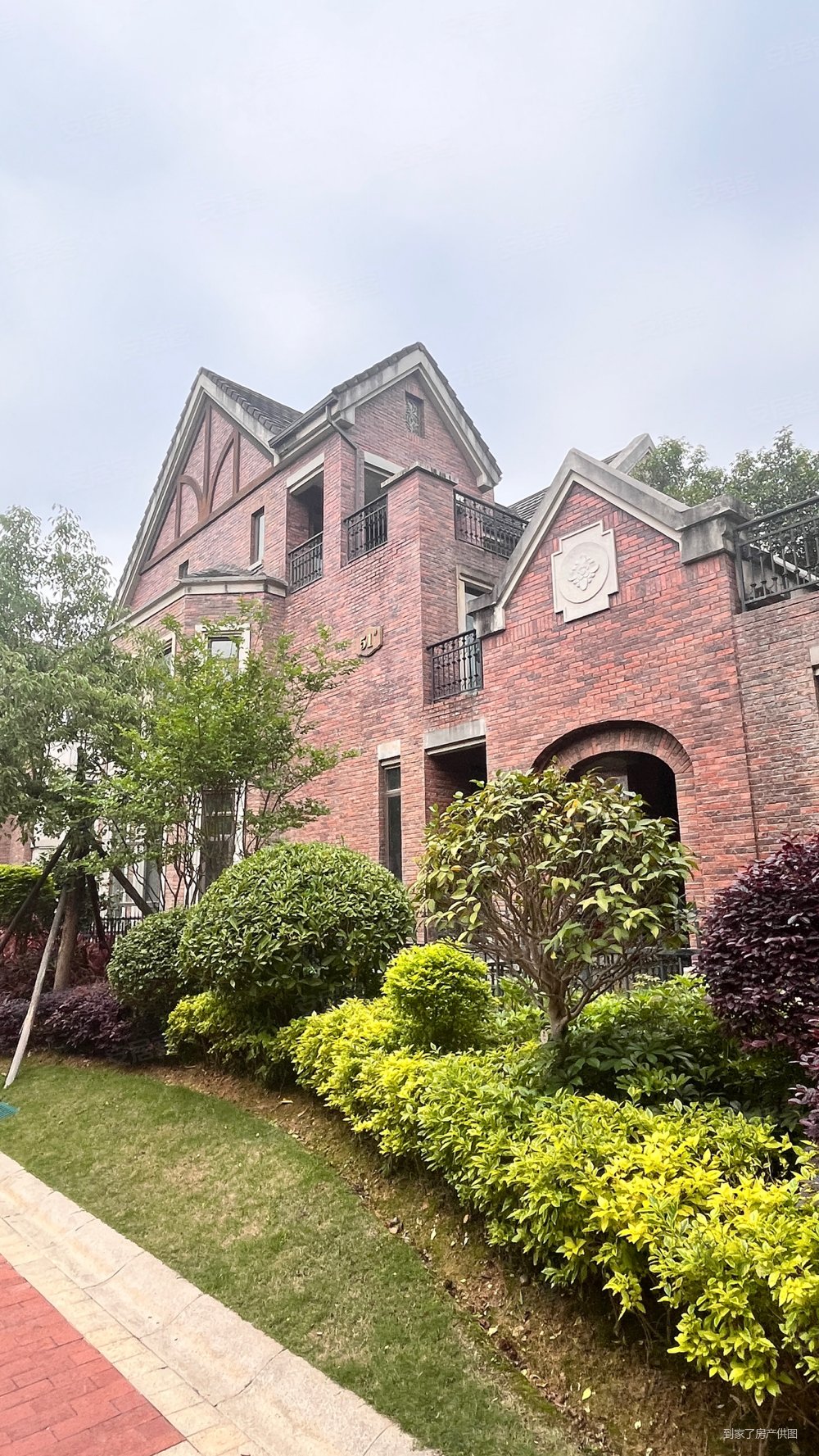 英式独栋别墅尽享奢华有天有地有花园还送2车位