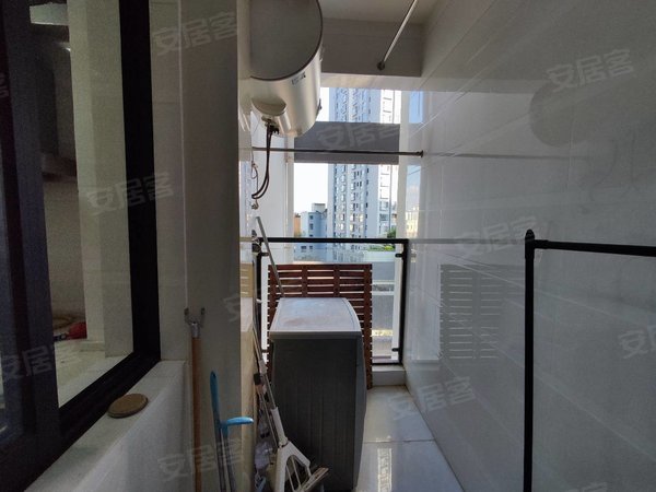弥勒九号路庆来公园万城纪小区庆来公园旁,精装修保养好,家具家电齐全,1500元每月出租房源真实图片