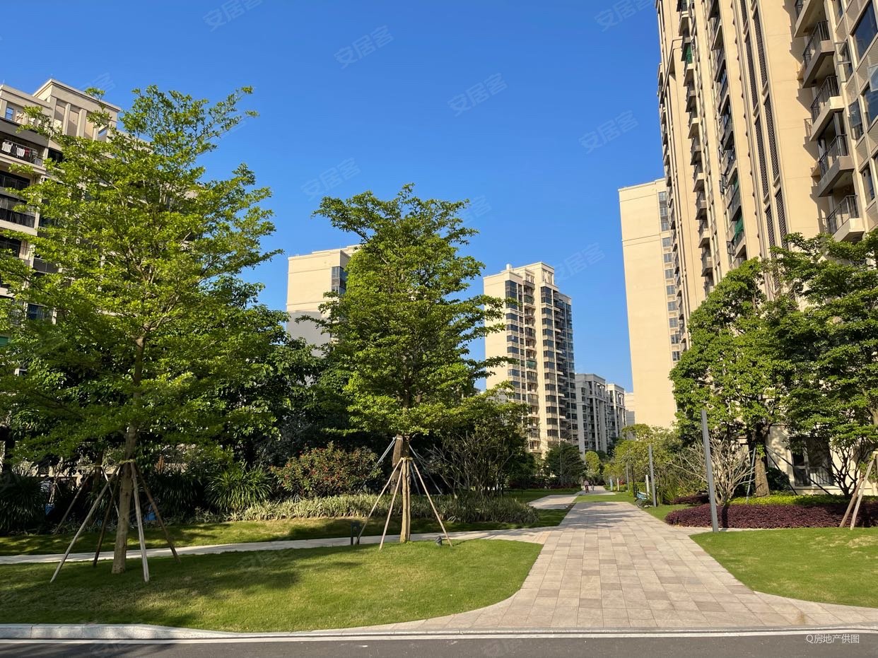 华发依山郡黄杨一路3室2厅2卫9393平方米