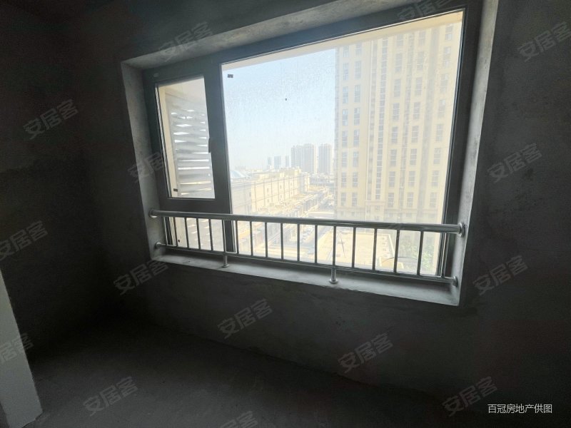 万海华府 南北通透三居 房子位置好 紧邻万达地铁 价 还亲民