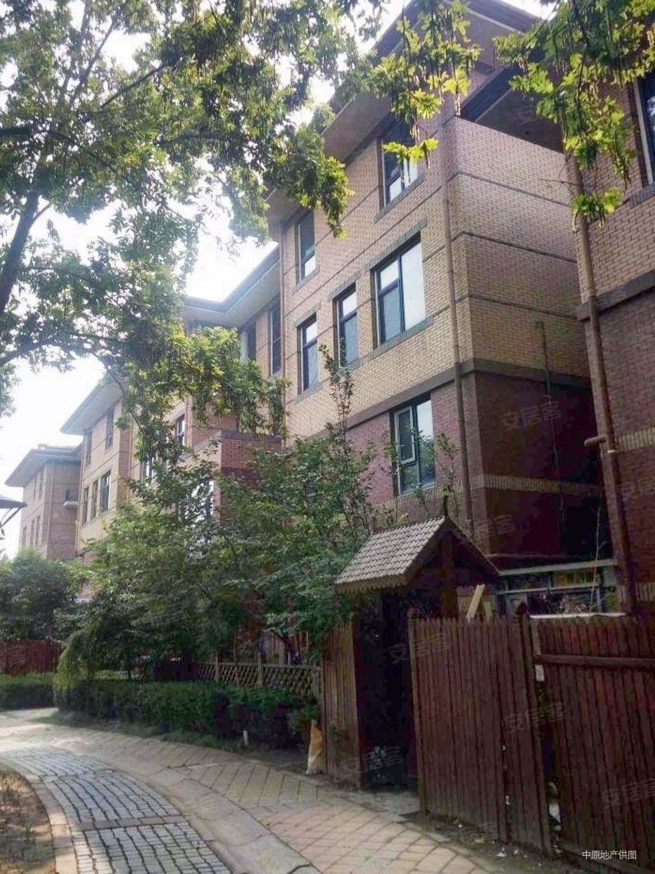 万城华府玺园5室2厅3卫499.01㎡南北8800万
