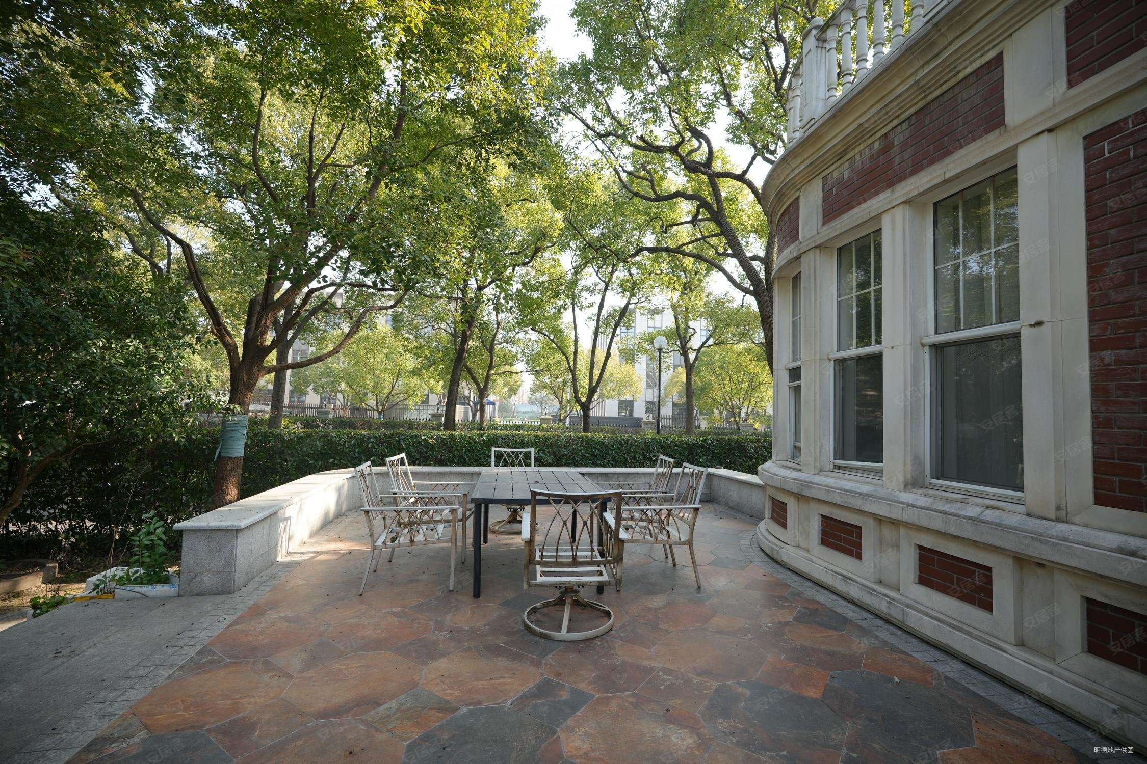 主营东郊花园别墅东郊国宾区占地千平与明星做邻居