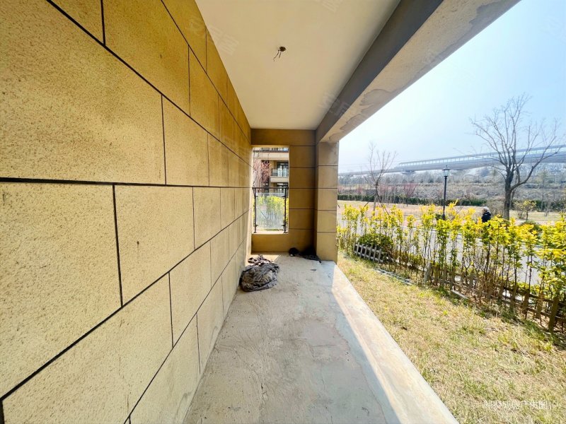 地铁旁一楼带院,院子160平左右,带两个车位,岭海香澜郡瑜院二手房,100