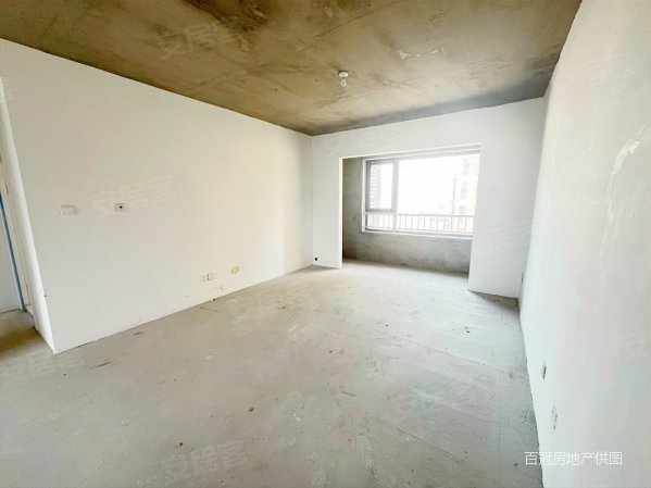 万海华府 南北通透三居 房子位置好 紧邻万达地铁 价 还亲民