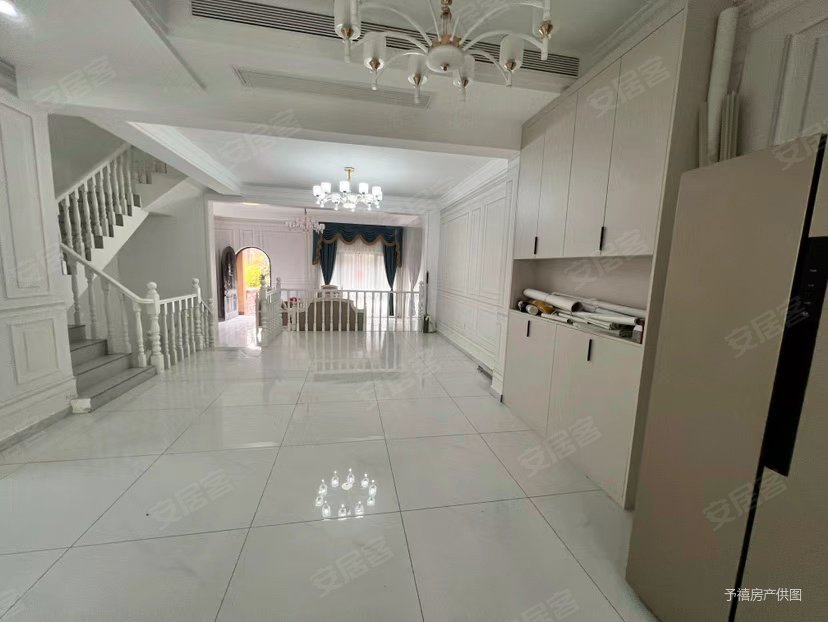 康桥林溪湾.出售诚心包税排别墅.全新装修.配置齐全.随时看房