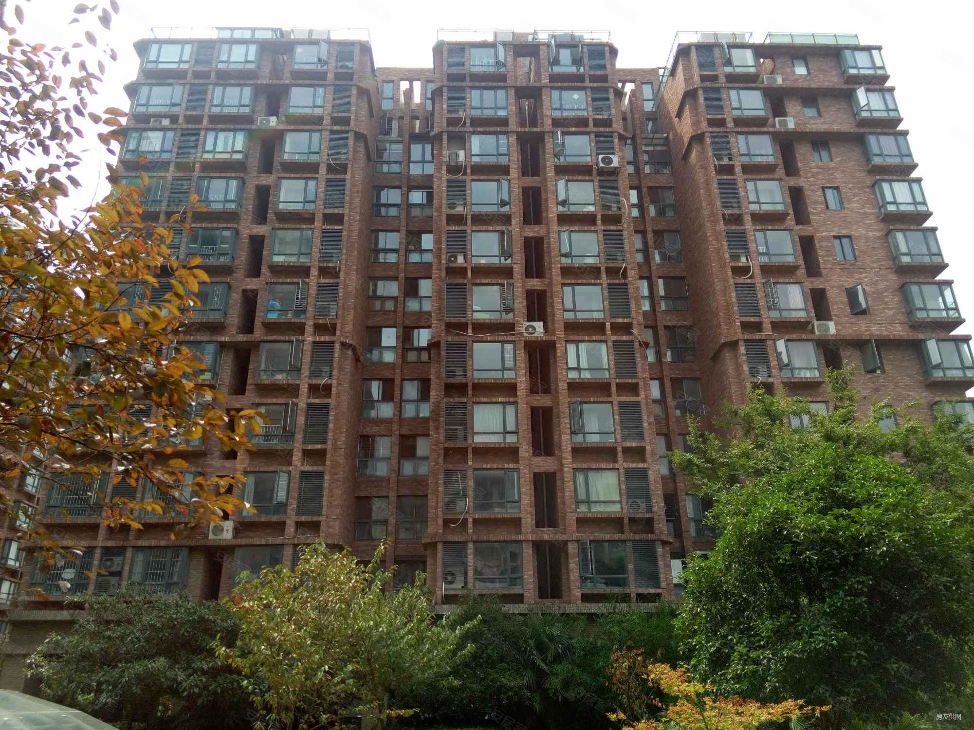 托乐嘉旁翠屏国际电梯9楼豪华装修4房满五且一