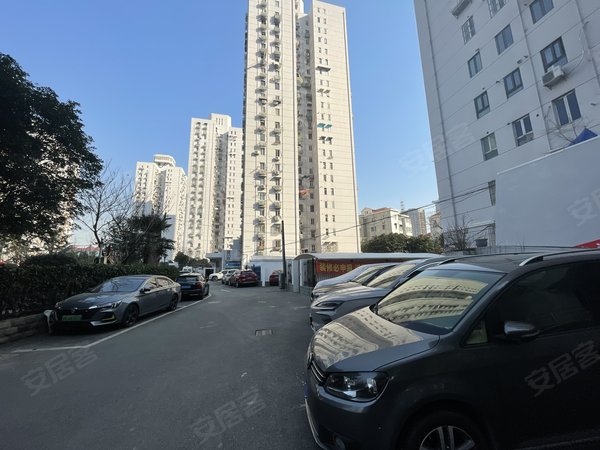 出门世纪大道2469 可停车近世纪汇八佰伴广场出租房源真实图片
