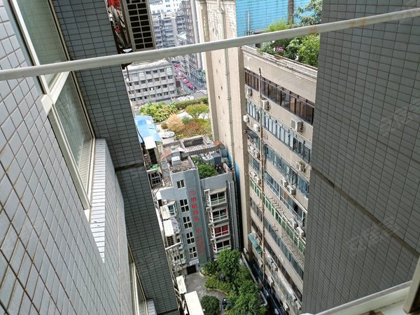 重庆渝中解放碑美力大厦解放碑日月光旁 精装单间配套出租 家电齐全