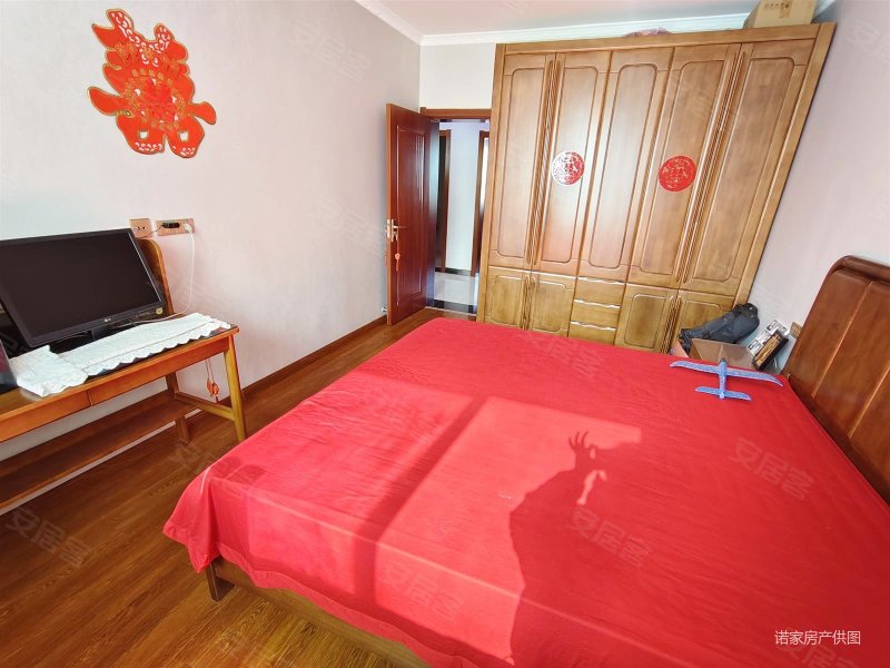 潏河公园世家3室2厅2卫134㎡南北65万