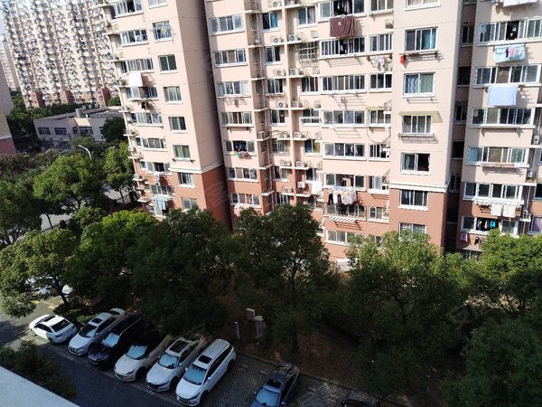 上海闵行浦江永康城锦宏苑房屋整洁干净,设施齐全,距离万达广场50米