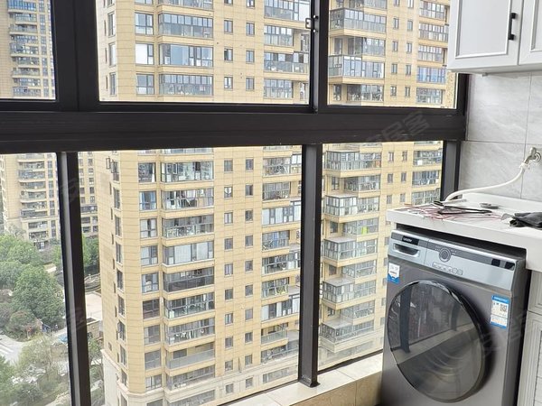 金华东阳横店南江壹号南江一号精装修2房，诚心租4000一个月 带车位，好停车出租房源真实图片