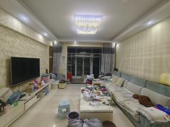 嘉鱼嘉鱼城区嘉鱼市区实验中学旁边，精装电梯三室，诚意出租！出租房源真实图片