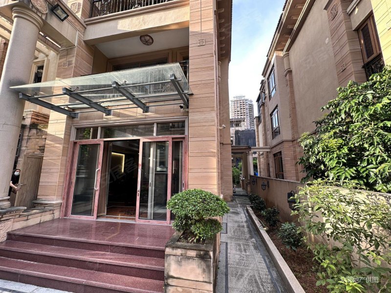 豪装双拼别墅毛坯价688万 三面花园9成新拎包入住 满五 ,德威朗琴湾