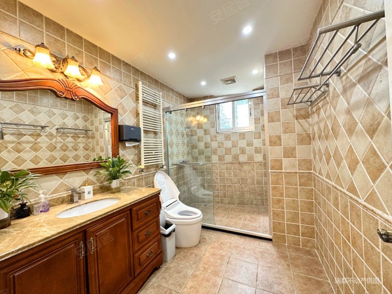 带70平米大花园 一楼跃层 客厅挑高6米 精装修